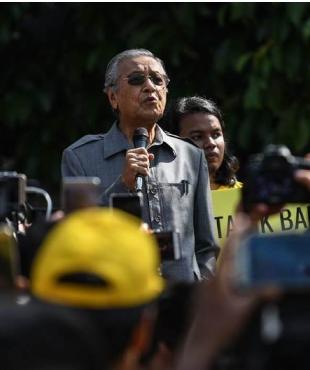 Malaysian Leader Jump-Starts Elections, and Stacks the Odds