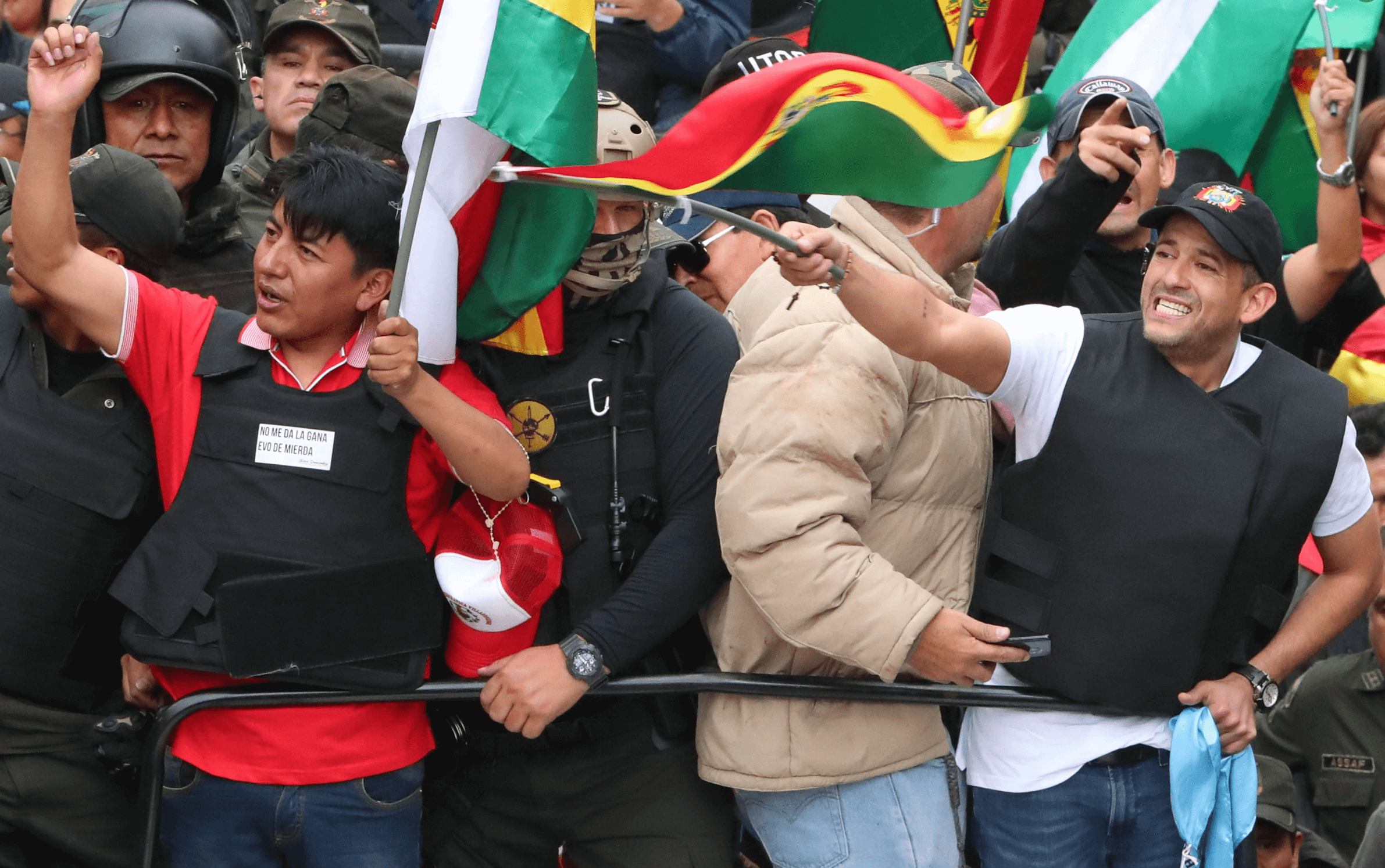Líder autoritario de Bolivia renuncia luego de protestas masivas motivadas por elección fraudulenta