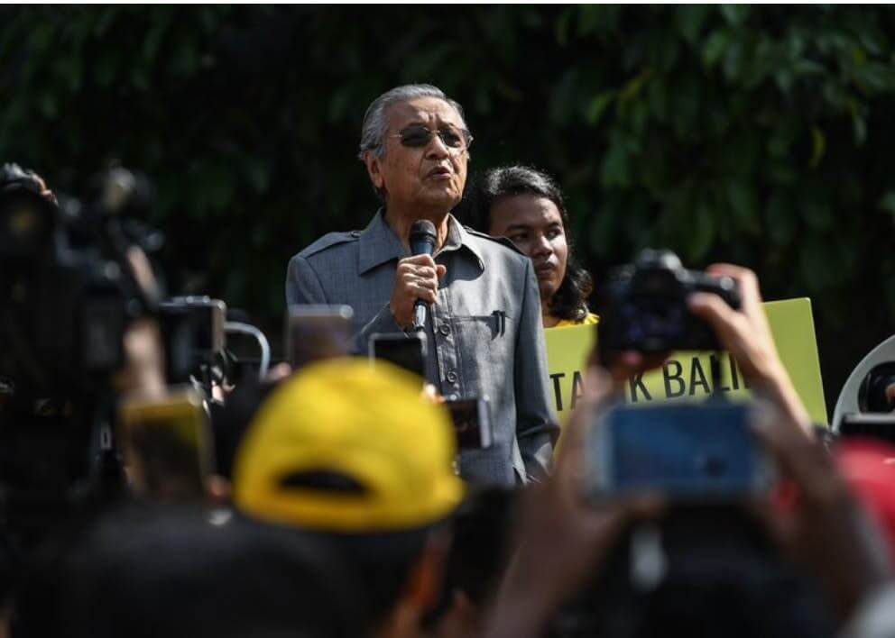 Malaysian Leader Jump-Starts Elections, and Stacks the Odds