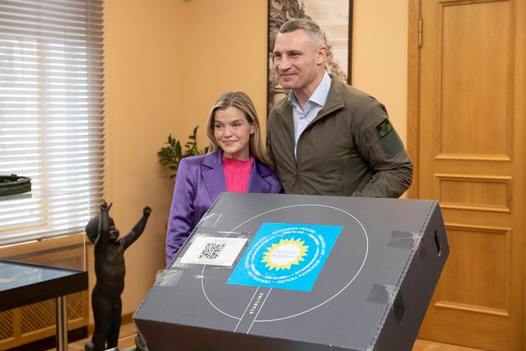 HRF’s Humanitarian Aid Director Amy Karr meets with the Mayor of Kyiv, Vitaliy Klitschko.