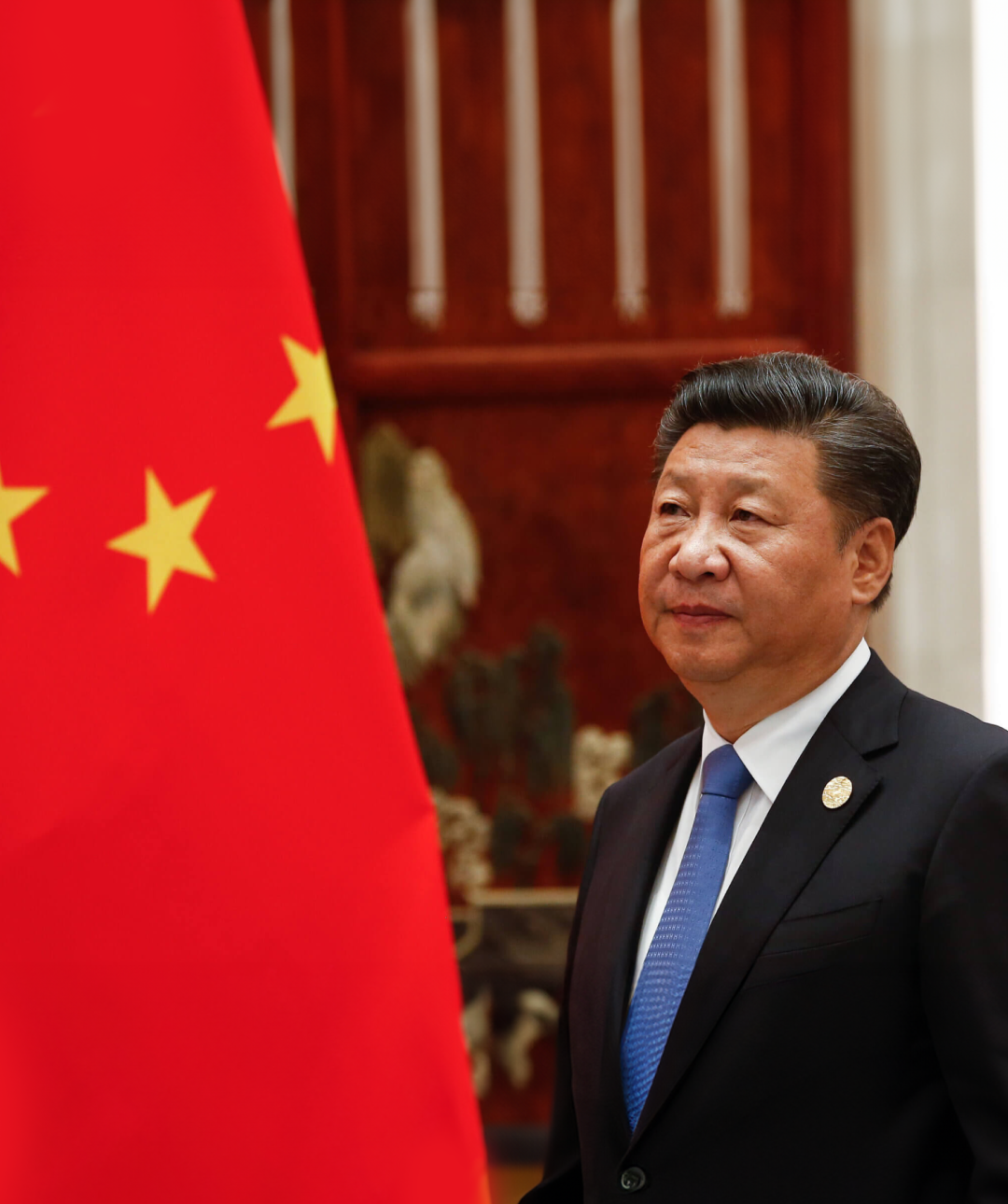 Photo of Chinese president Xi Jinping standing in front of Chinese flag