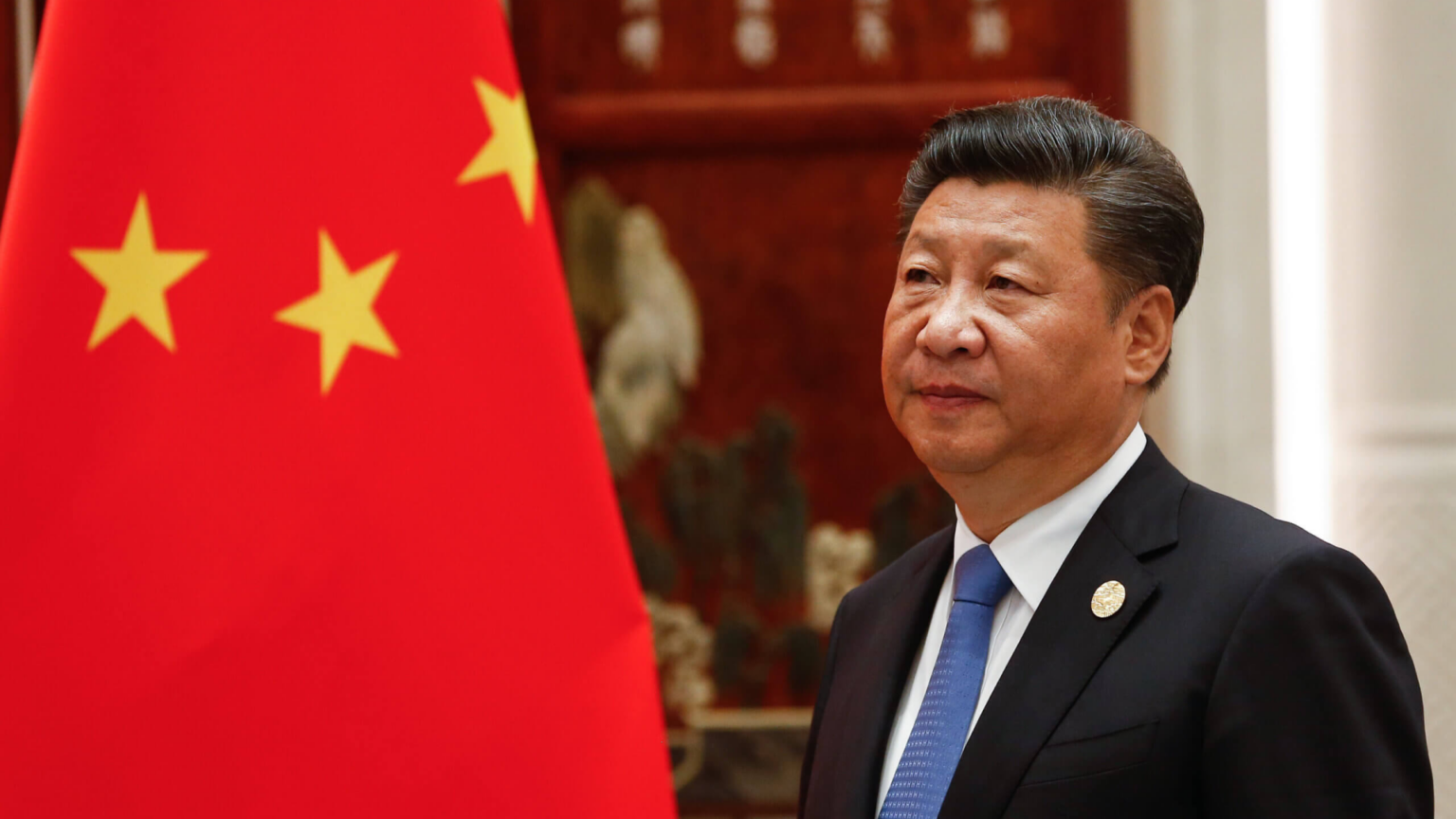 Photo of Chinese president Xi Jinping standing in front of Chinese flag